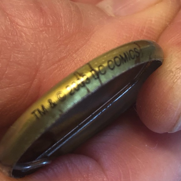 Superman pin DC Comics 2003 gold with red shield superhero - Picture 6 of 7